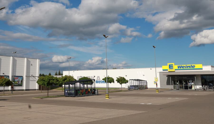 Edeka Weinle in Gärtringen Außenaufnahme von Edeka Weinle in Gärtringen mit separatem Getränkefachmarkt und großem Parkplatz