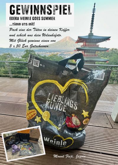 EDEKA Weinle Sommer-Gewinnspiel Eine EDEKA Tüte steht auf einer Bank vor einem Gebäude im japanischen Stil und der Mount Fuji, Japan, ist im Hintergrund zu sehen.