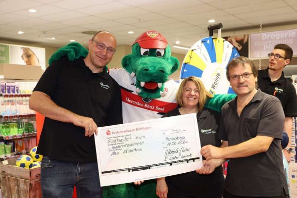 Foto der Spendenscheckübergabe mit Ehepaar Weinle-Günter, Alex Estefaniou & VfB Maskottchen Fritzle