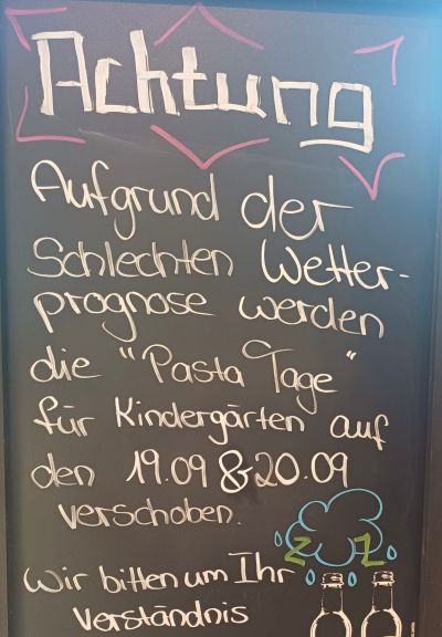 Foto der Werbetafel im Markt in Gärtringen mit dem Hinweis-Text über die Verschiebung der Pasta-Tage 2025 wegen des schlechten Wetters
