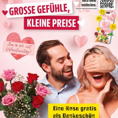Ein Mann mit einem Rosenstrauß in der Hand hält einer blonden Frau die andere Hand vor die Augen und beide lachen dabei