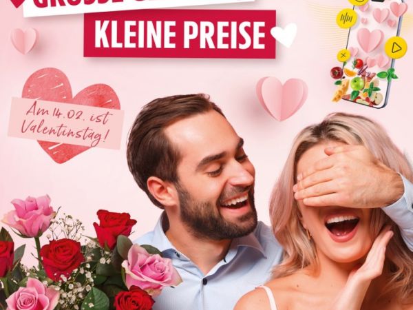 Ein Mann mit einem Rosenstrauß in der Hand hält einer blonden Frau die andere Hand vor die Augen und beide lachen dabei