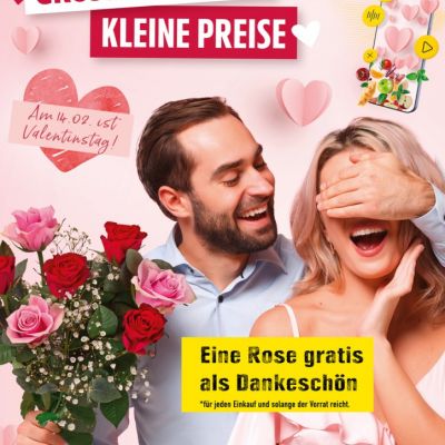 Ein Mann mit einem Rosenstrauß in der Hand hält einer blonden Frau die andere Hand vor die Augen und beide lachen dabei