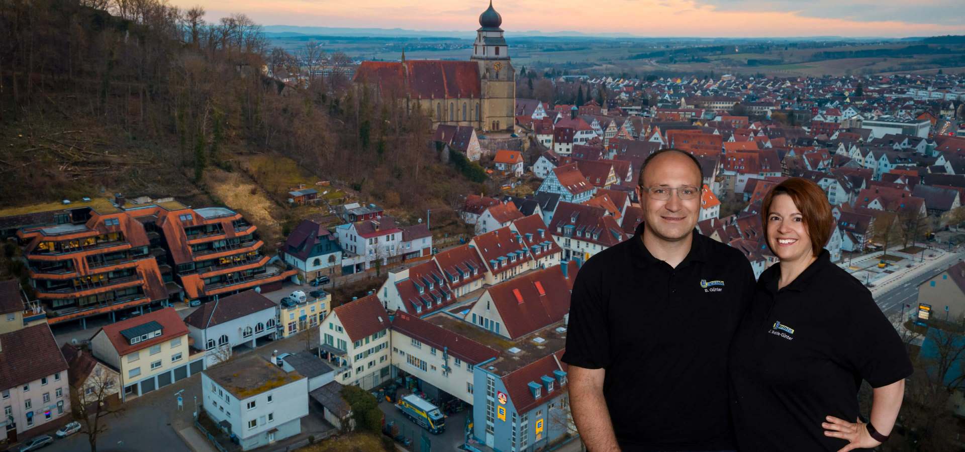 Aufnahme von Herrenberg von oben und dem Ehepaar Weinle-Günter davor